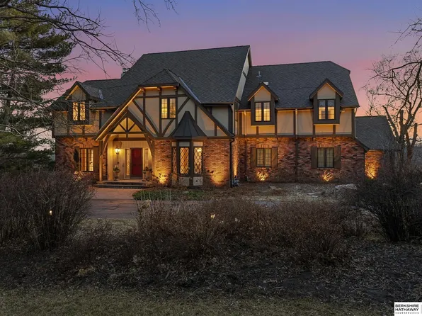 3913 Hawk Woods Cir, Omaha, NE 68112