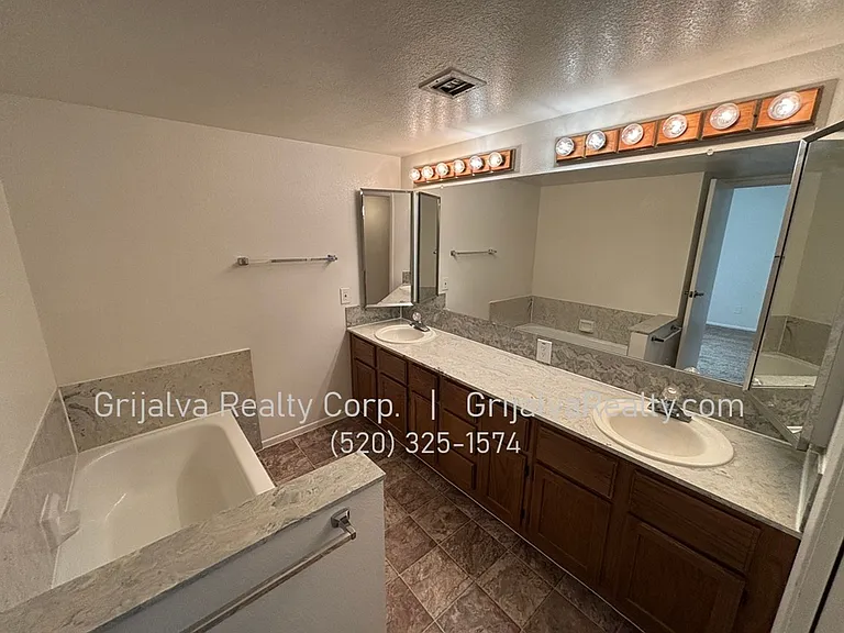 3120 E Corte De La Raqueta — Photo 11