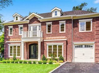 29 Ridge Dr E, Roslyn, NY 11576