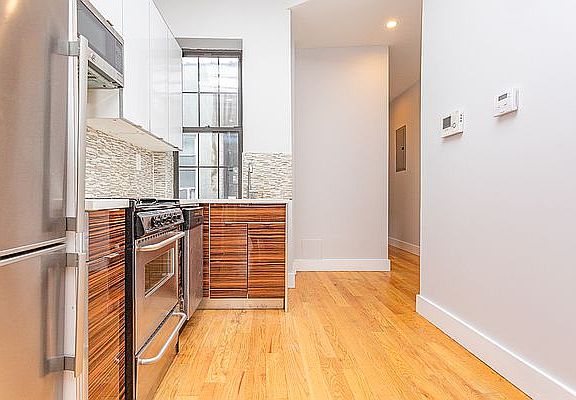5th image of 897 Saint Johns Pl APT 2R