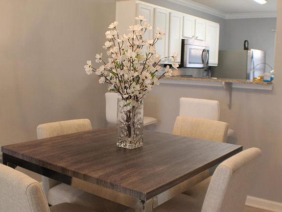 4th image of 404 Eisenhower Dr #0