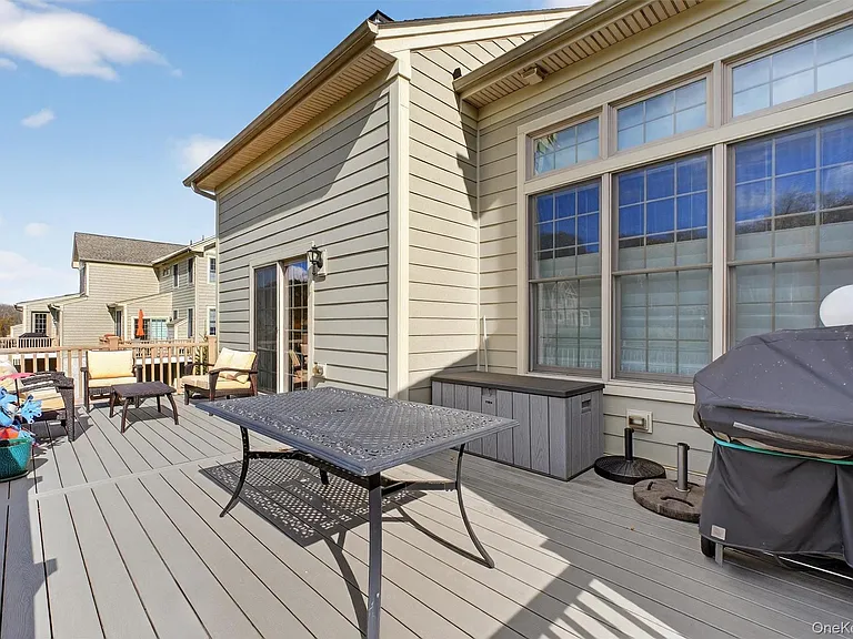 17 Deforest Dr — Photo 35