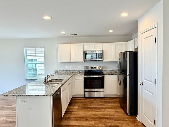 3rd image of 411 Eclipse Ln