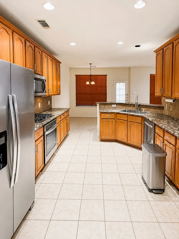 3 bed, 3.0 bath, 2029 sqft, $2,295 — Photo 4