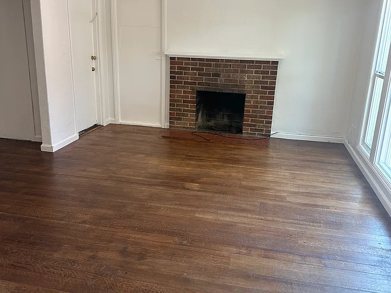 594 Victoria Ct — Photo 2