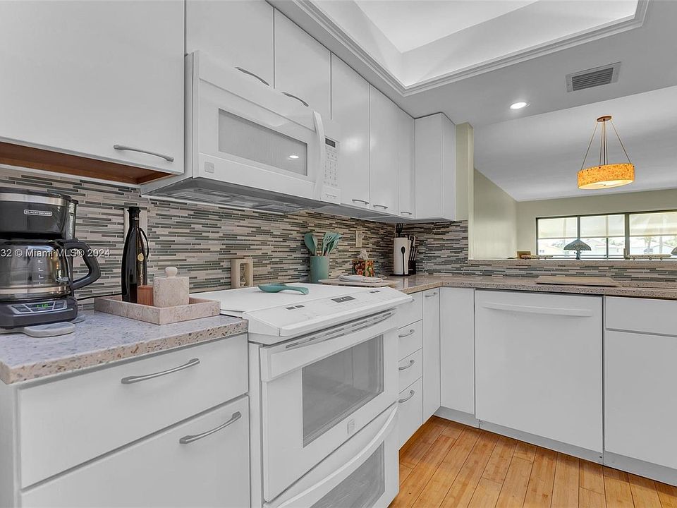 1st image of 545 SE 12th St APT 104