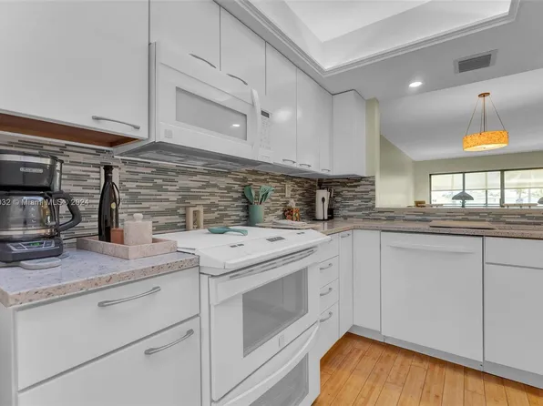 545 SE 12th St APT 104, Dania Beach, FL 33004