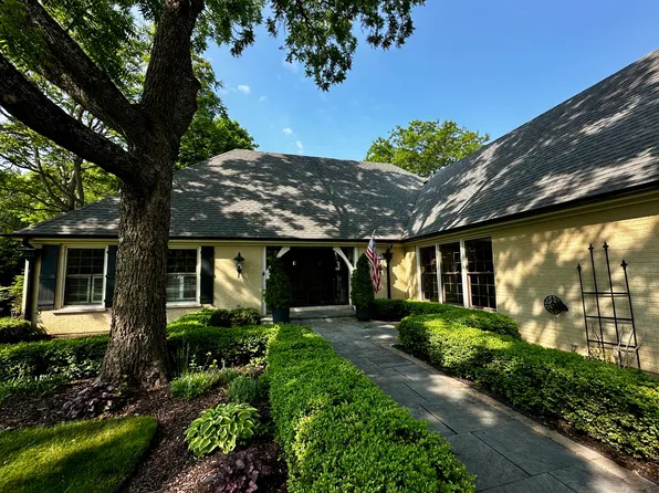 1305 Lake Shore Dr N, Barrington, IL 60010