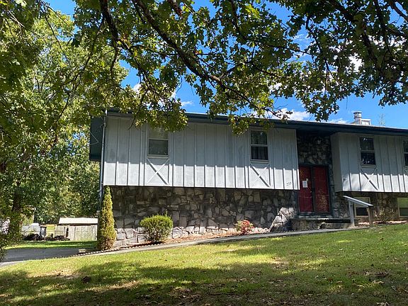 3rd image of 233 E Sharon Cir