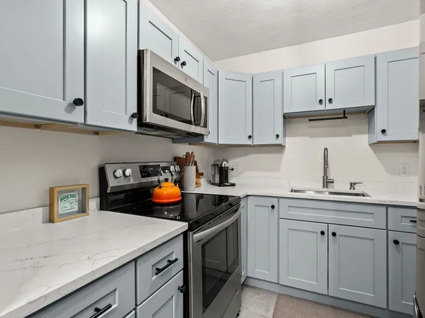 99 Grove St APT 4, West Roxbury, MA 02132