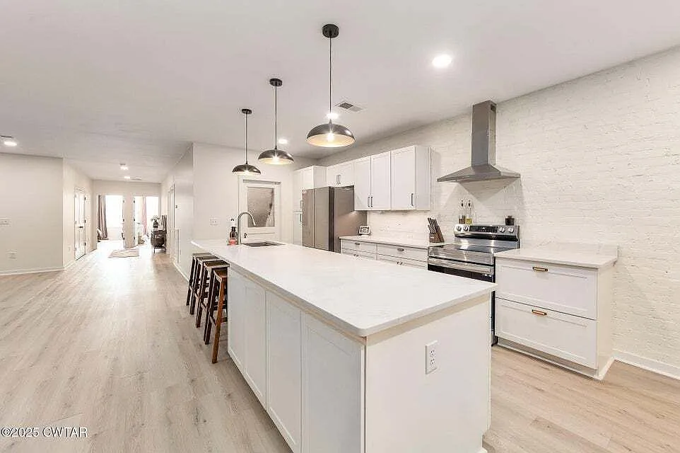 3 bed, 2.0 bath, 2400 sqft, $2,300 — Photo 2