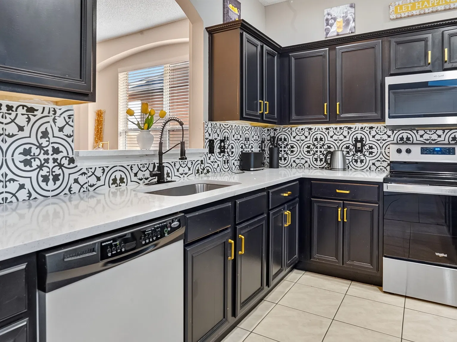 7 bed, 2834 sqft, $920 — Photo 2