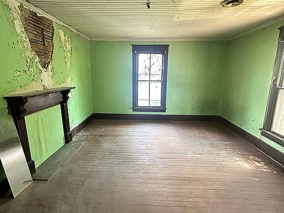 9th image of 211 E Main St