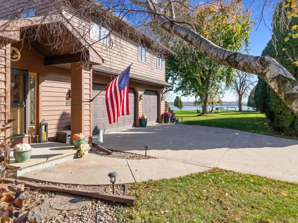 2777 Edgewood Ln, Oshkosh, WI 54904