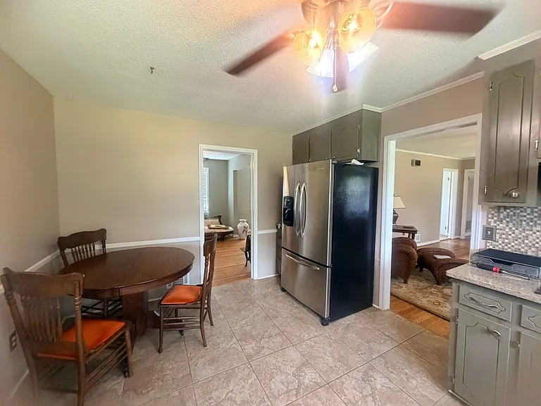 839 Malibu Dr — Photo 4