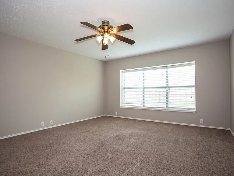 1100 Greenbend Dr — Photo 3
