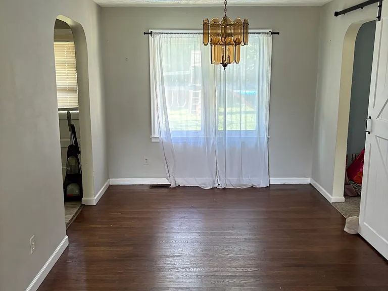 112 Windsor Dr — Photo 2