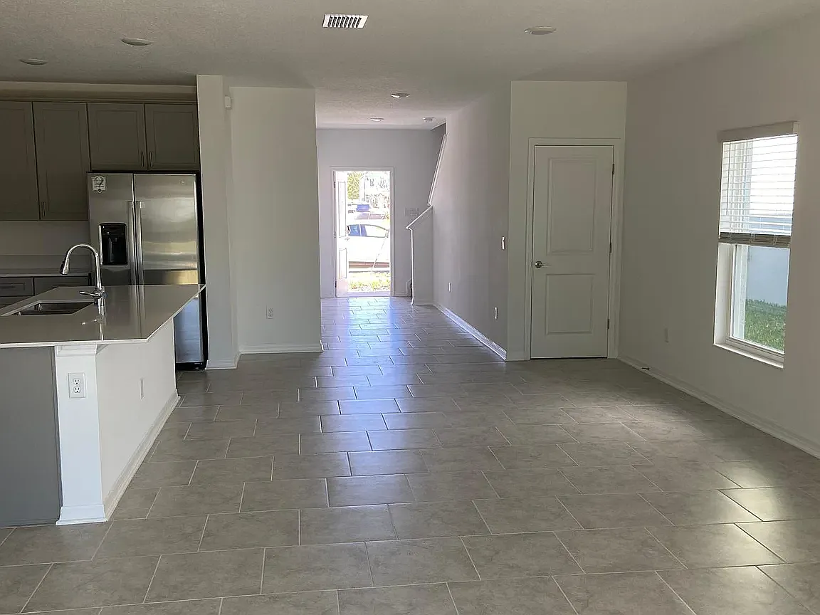 6 bed, 2570 sqft, $3,150 — Photo 3
