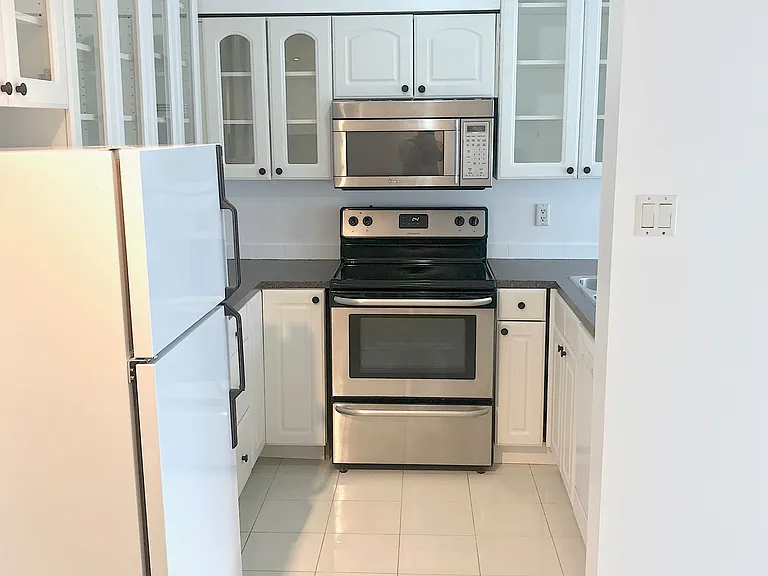 92 King St E #1402 — Photo 11