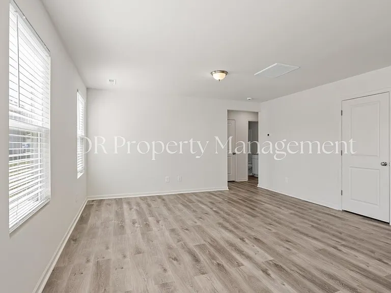 1204 Manor Dr — Photo 4