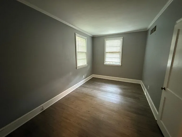 202 E 11th St SE — Photo 5
