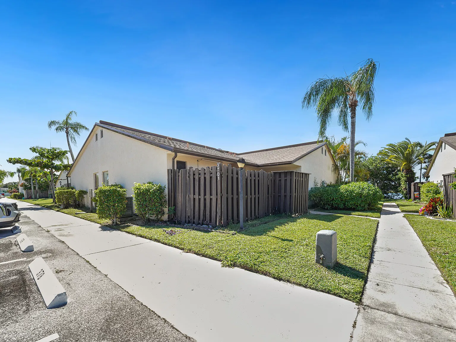 2 bed, 2.0 bath, 970 sqft, $1,950 — Photo 1