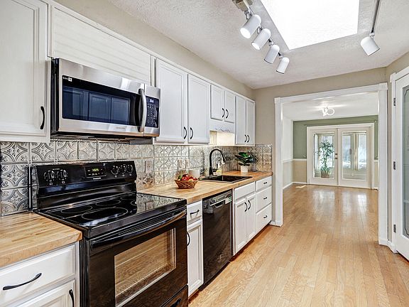 3rd image of 2500 La Charles Dr NE