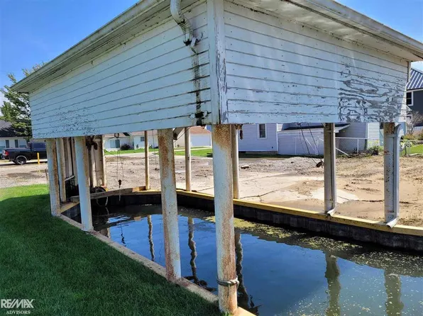 7880 Vernier Ln, Fair Haven, MI 48023