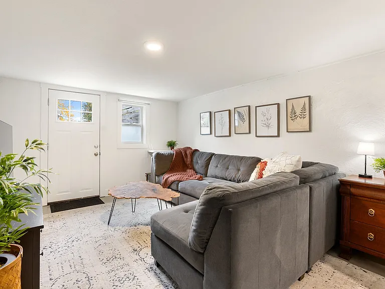 828 NE Sumner St #B — Photo 3