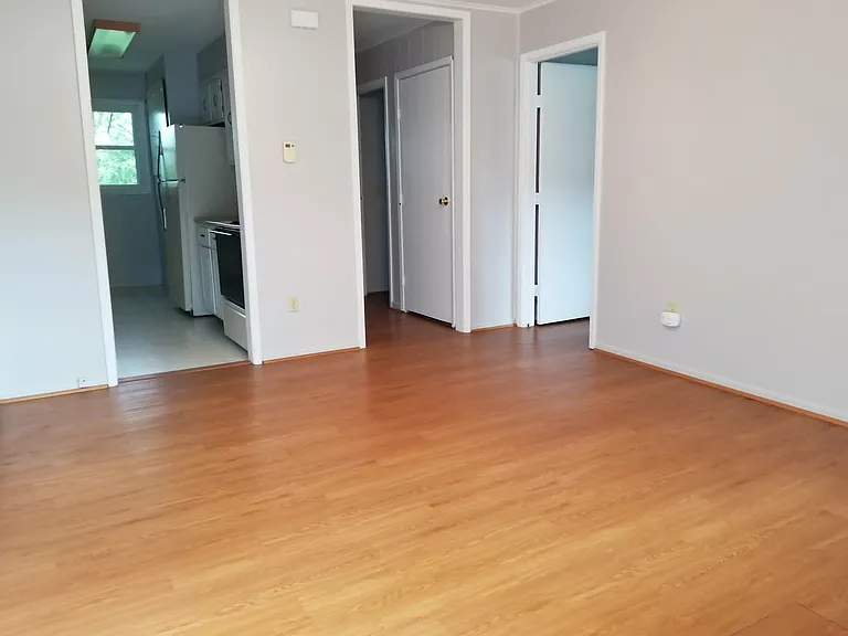 327 Moody St E — Photo 2