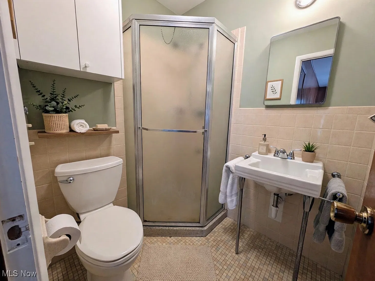 3 bed, 2300 sqft, $1,950 — Photo 4
