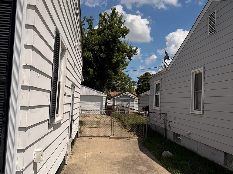 4655 Niagara St — Photo 2