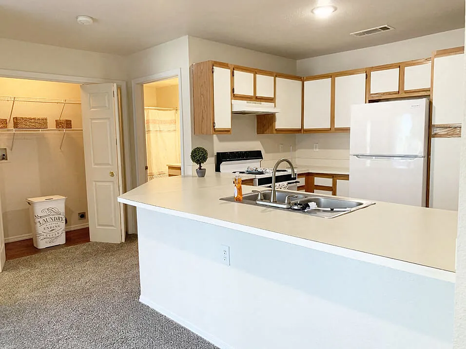 Breakfast Bar and Pantry