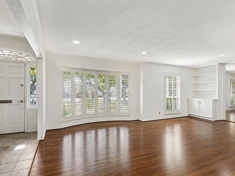 11122 Candlelight Ln — Photo 2