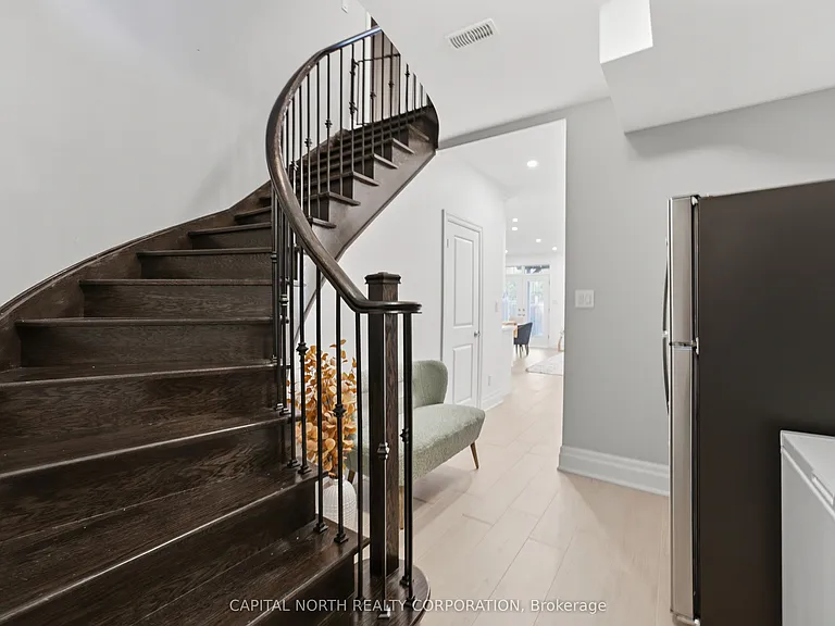 18 Alex Campbell Cres — Photo 30