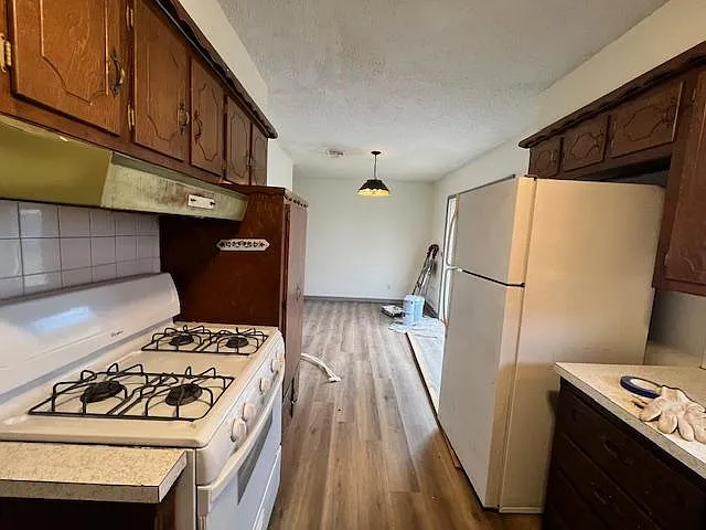 3 bed, 1.5 bath, 942 sqft, $1,200 — Photo 3