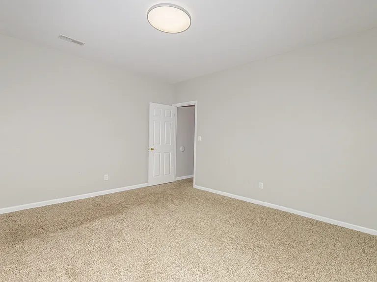 120 Roehampton Ln — Photo 71