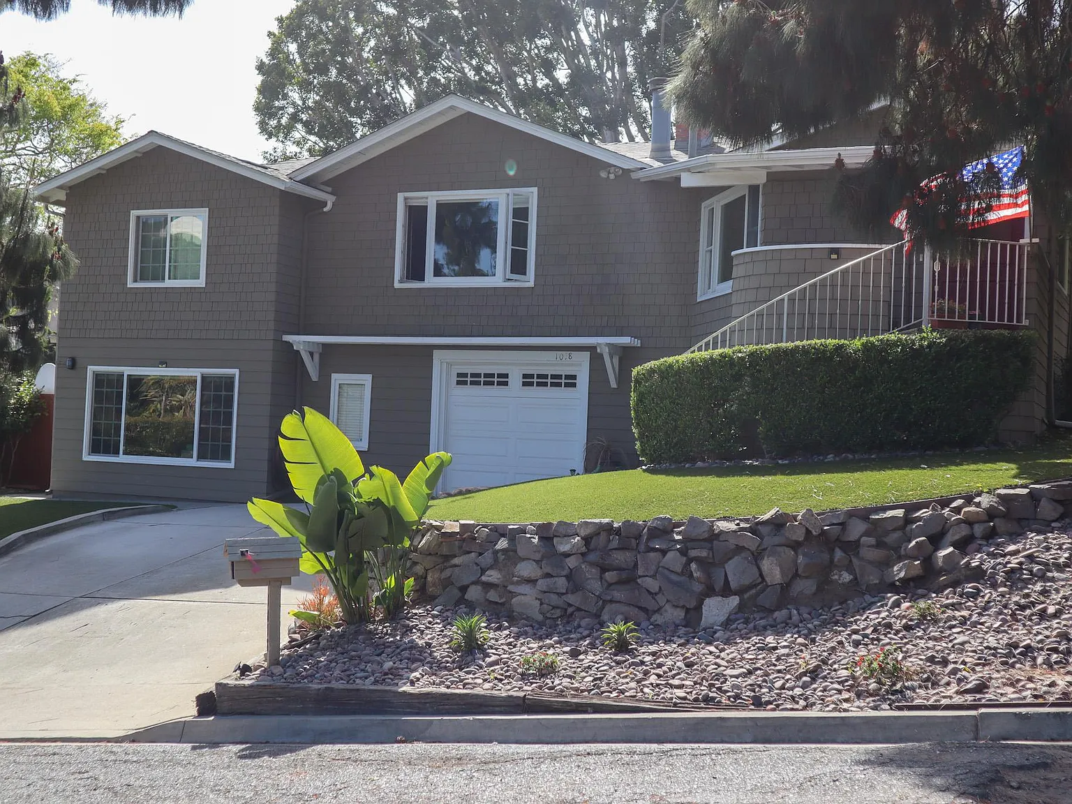 4 bed, 2331 sqft, $7,950 — Photo 2