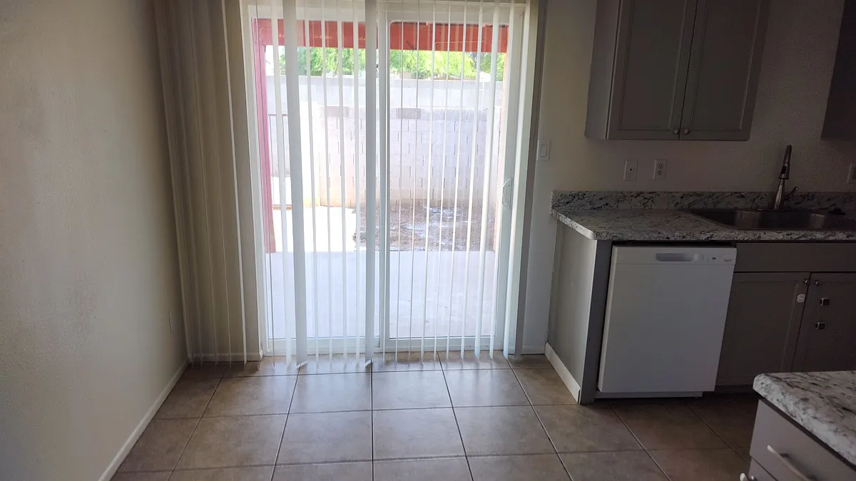 Building Photo - 1439 E Knoll Cir #4
