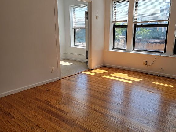 4th image of 2018 N Milwaukee Ave APT 302