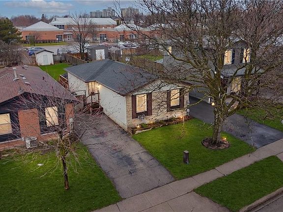 4th image of 160 Carter Cres