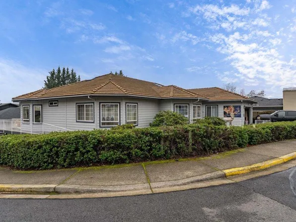 1415 NE Heritage Dr, Grants Pass, OR 97526