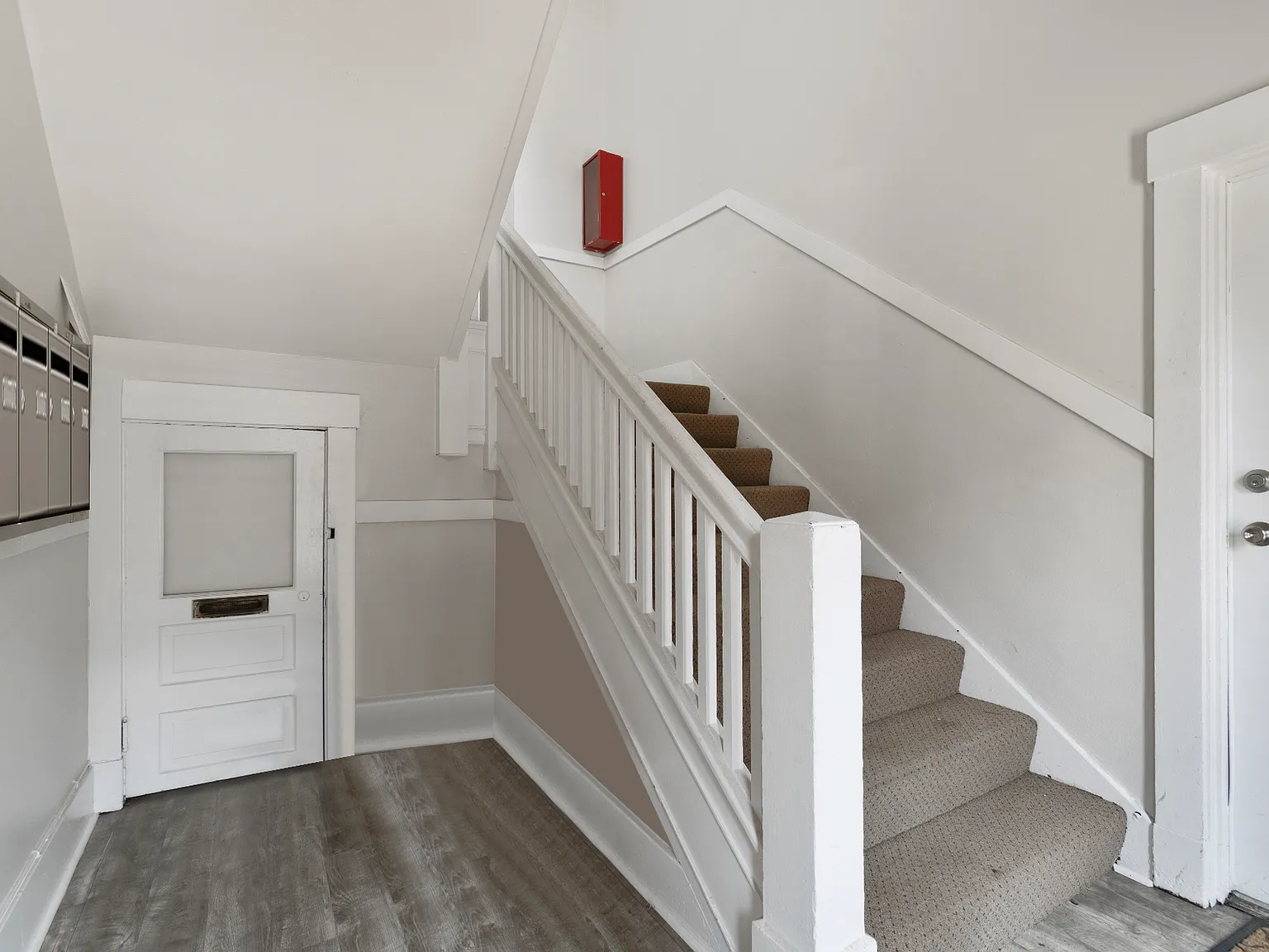 Charming Tudor Apartments on Walnut Street — Photo 4
