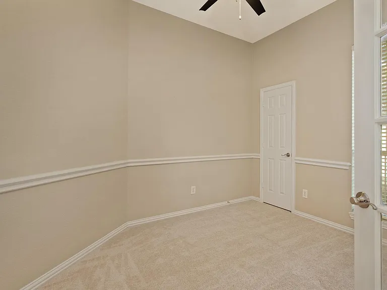 114 Midcrest Dr — Photo 3