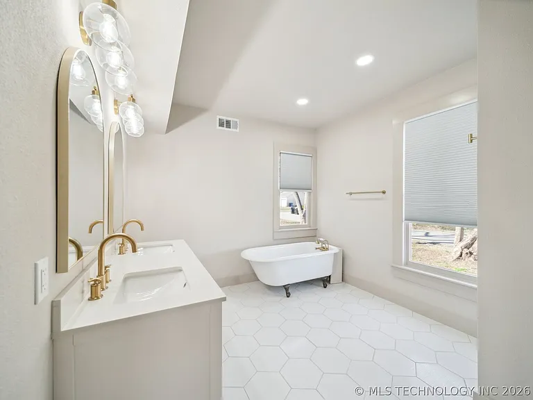 221 W Detroit St — Photo 11