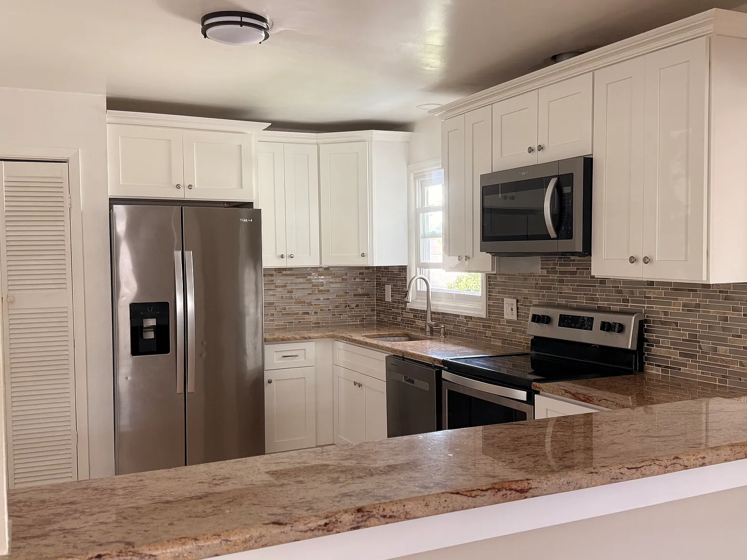 3 bed, 2726 sqft, $3,200 — Photo 3