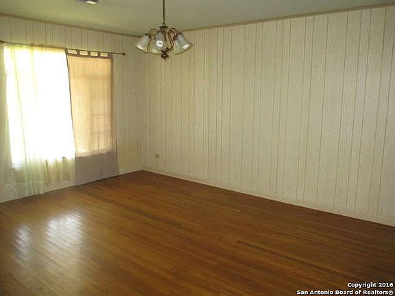 5th image of 205 Vivian Ln