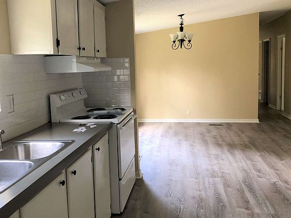 4th image of 183 SE Sharon Ln