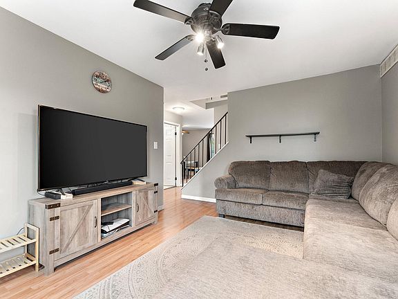 4th image of 913 W 59th Pl