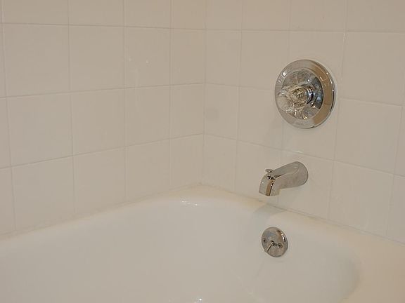 3rd image of 108 Kensington Ave S APT 8